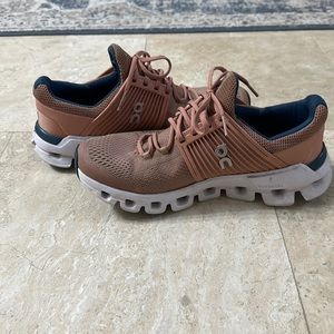 On cloud women’s size 7 shoes